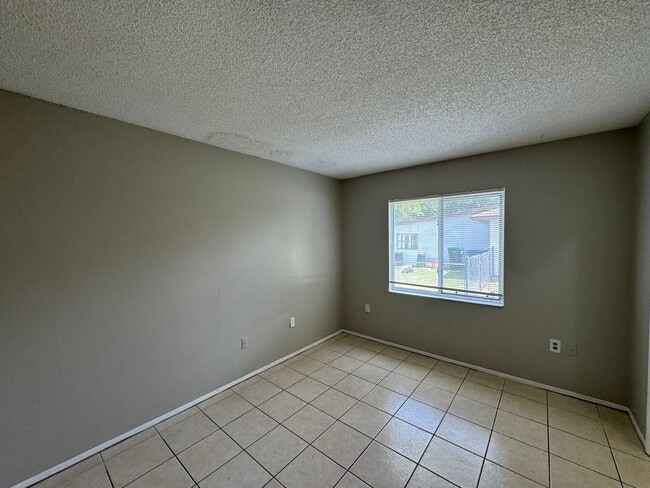 Building Photo - FANTASTIC 2 Bed 2 Bath Duplex with a HUGE ...