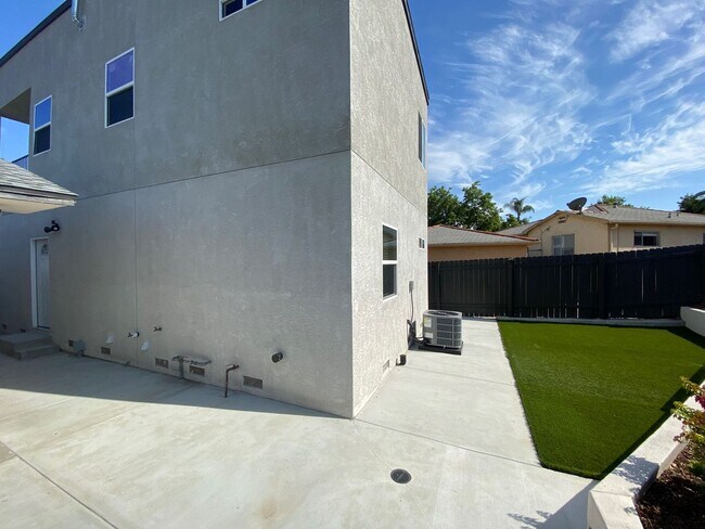 Building Photo - 4BD/2BA  with Large Upstairs Balcony! (Lease out, pending signatures. Check back in a few days!)