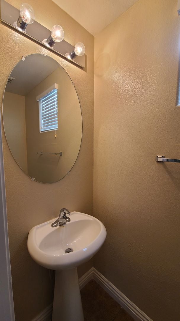 Building Photo - 3 Bedroom home located near Mountains Edge.