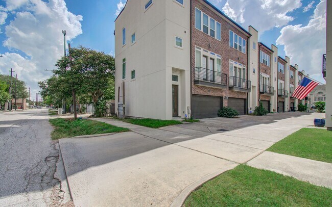 Building Photo - Beautiful 3-story House In the Heart of Ho...