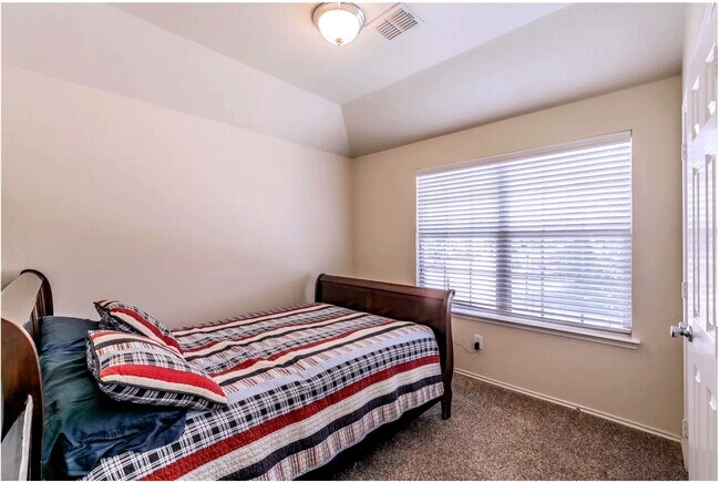 Building Photo - 3006 Pinecrest Dr
