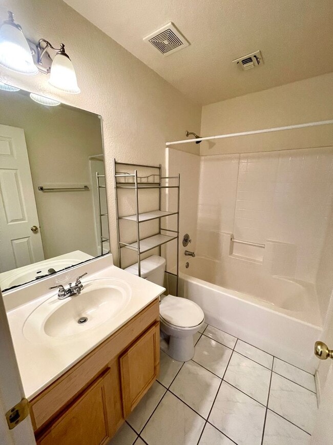 Building Photo - Cute 3 Bedroom Desert Lakes Golf Course Co...