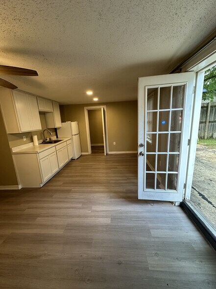 Building Photo - 4572 Princeton Rd