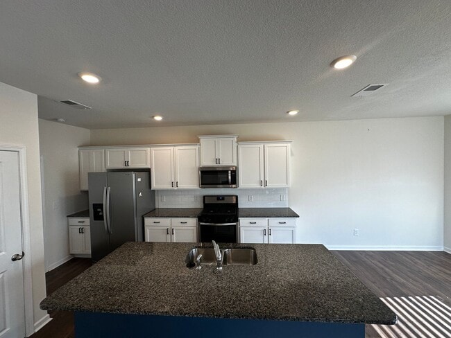 Building Photo - 4 bed/2.5 bath home - E Morristown