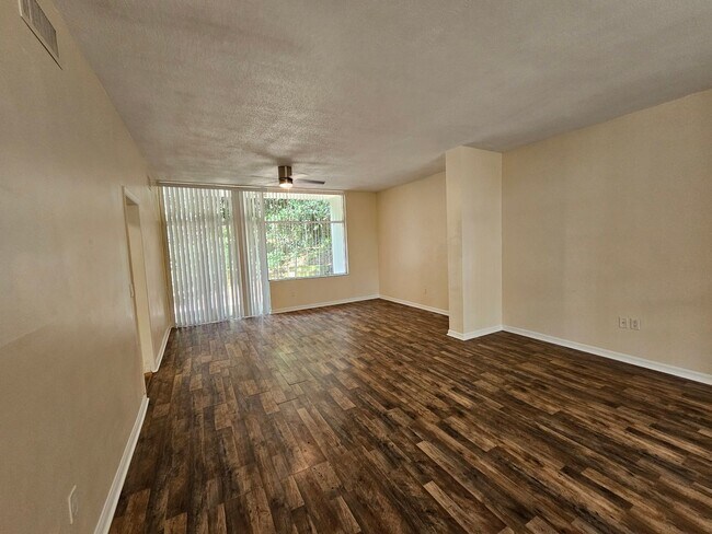Building Photo - 6 Bedroom/3 Bath home in Black Acres