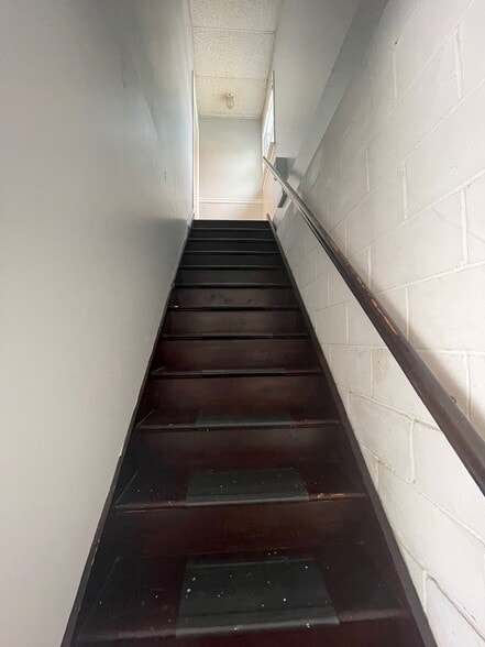 Stairs to 2nd Flr - 368B Summerhill Rd