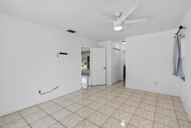 Building Photo - 4760 Bison St