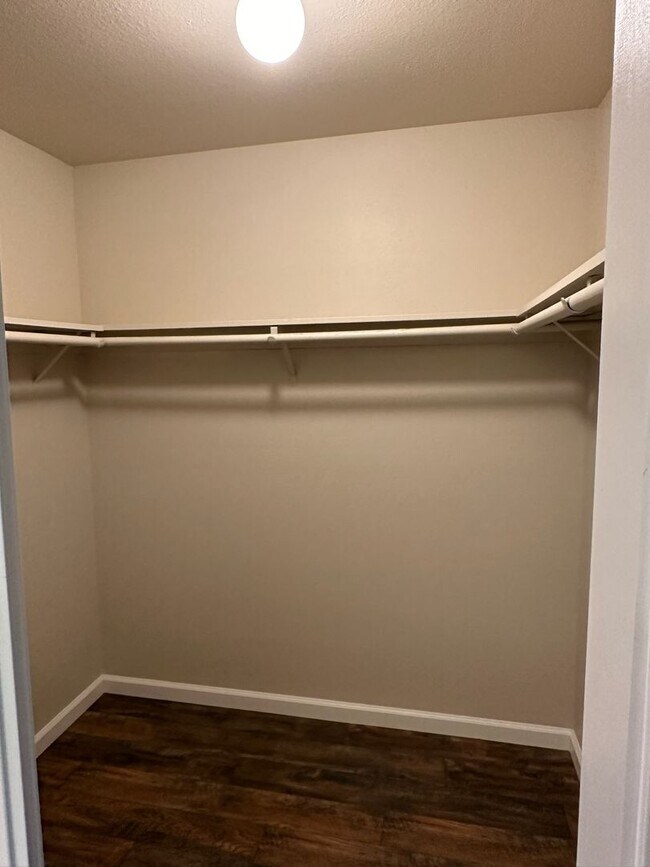 Building Photo - 1622 S Peppertree Ct