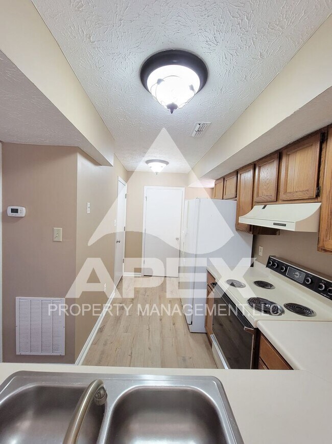 Building Photo - 3 Bed/ 2.5 Ba home w/Hardwood floors, Fire...