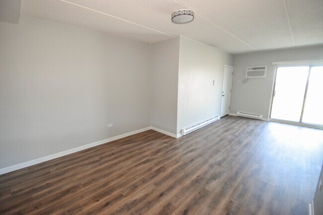 Building Photo - 962 N Rohlwing Rd