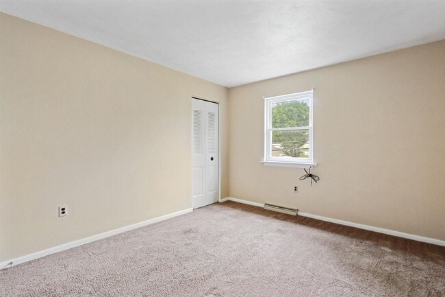 Building Photo - Coming Soon - 2 Bedrooms 1 bath - Dallasto...