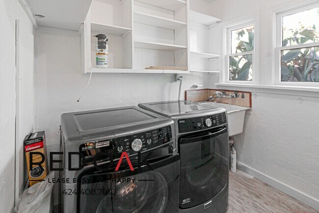 Building Photo - 11151 Sarah St