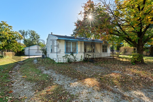 Building Photo - 918 N Clara St