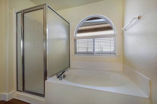 Building Photo - Move-In Ready 5-Bedroom With New Vinyl Floors