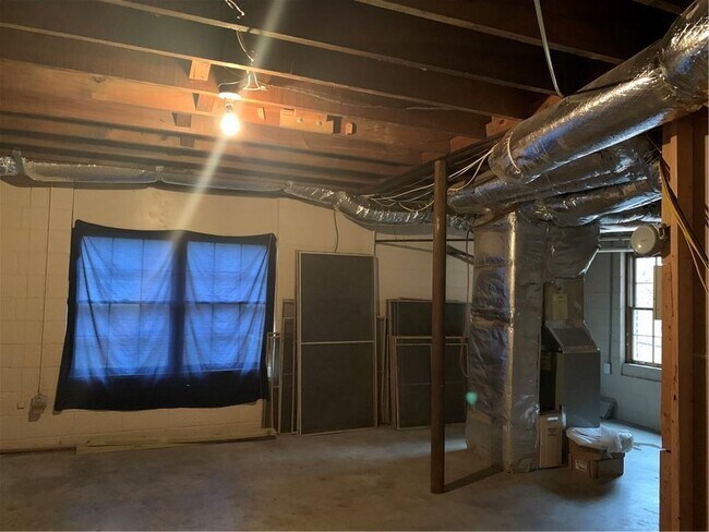 Building Photo - 3896 Parkcrest Dr NE