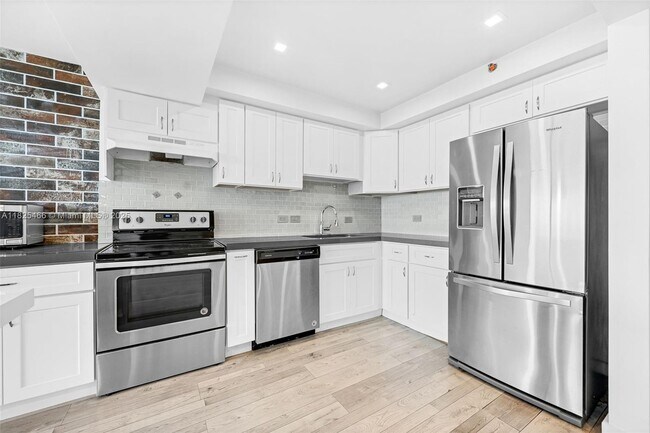 Building Photo - 20505 E Country Club Dr