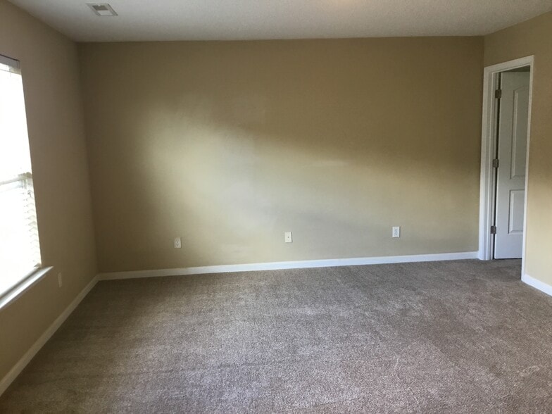 Building Photo - 6004 Glen Way Dr