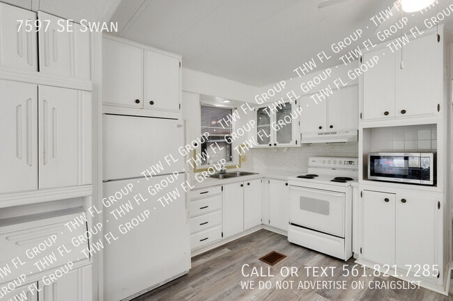 Building Photo - 7597 SE Swan-