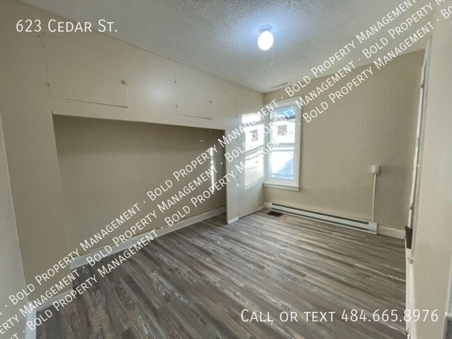 Building Photo - 623 Cedar St