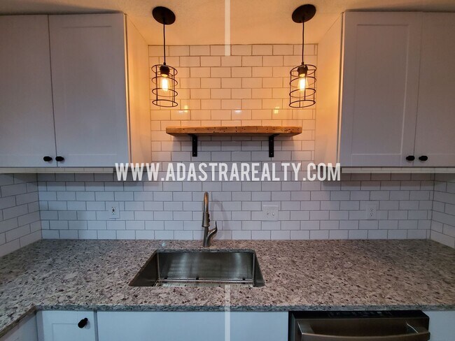 Building Photo - Beautiful Home in the Heart of Overland Pa...