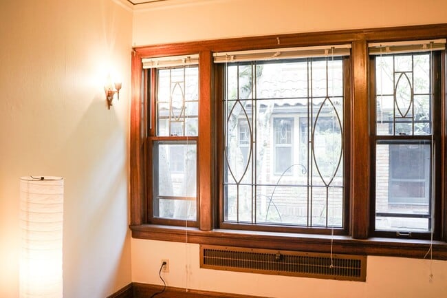 Building Photo - Stunning 1931 Townhome with Original Details You've GOT to See!
