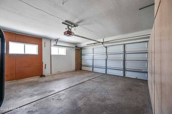 Building Photo - 5930 S Juniper St