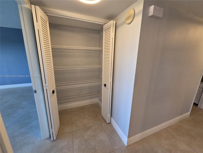 Building Photo - 3200 Port Royale Dr N