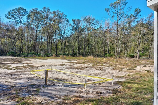 Building Photo - Huge 5 Bedroom 3 Bathroom Hastings Home Located w/ 1 Acre