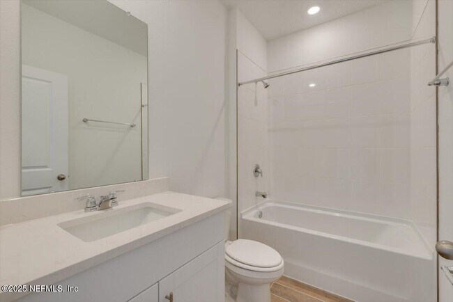 Building Photo - 3299 Lago Vis Dr