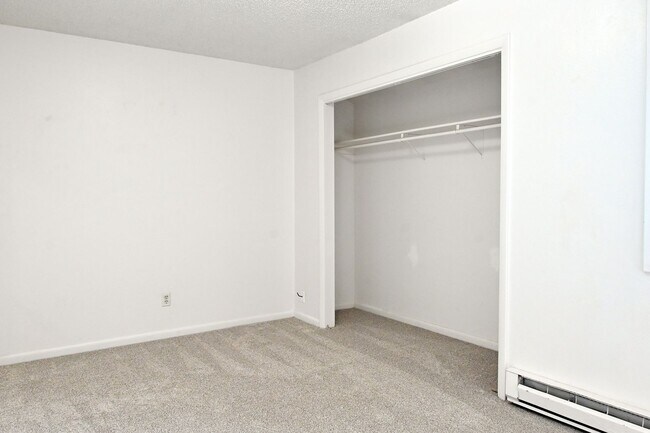 Building Photo - 2 bed 1 Bath townhouse