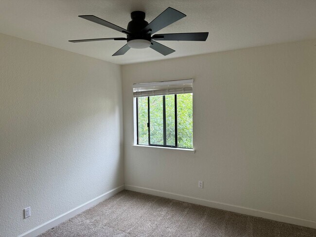 Building Photo - Adorable 2-bedroom 1 full bath and 1 car g...