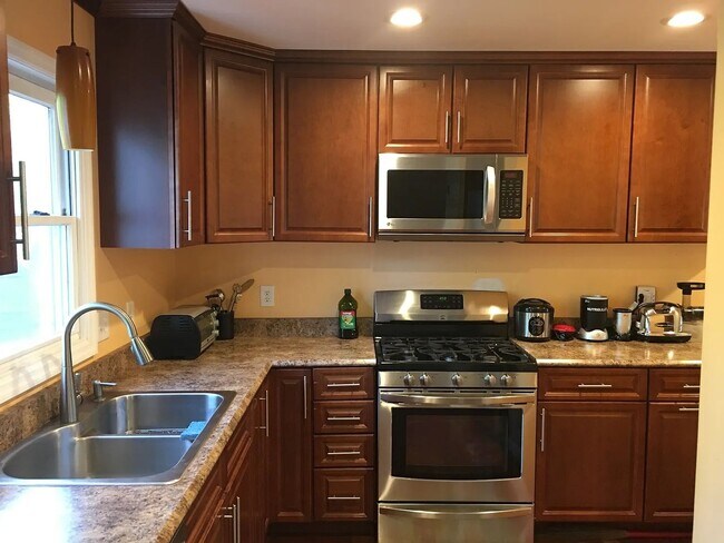 Building Photo - Beautifully Renovated Home in the Shaker School District – Prime Latham Location