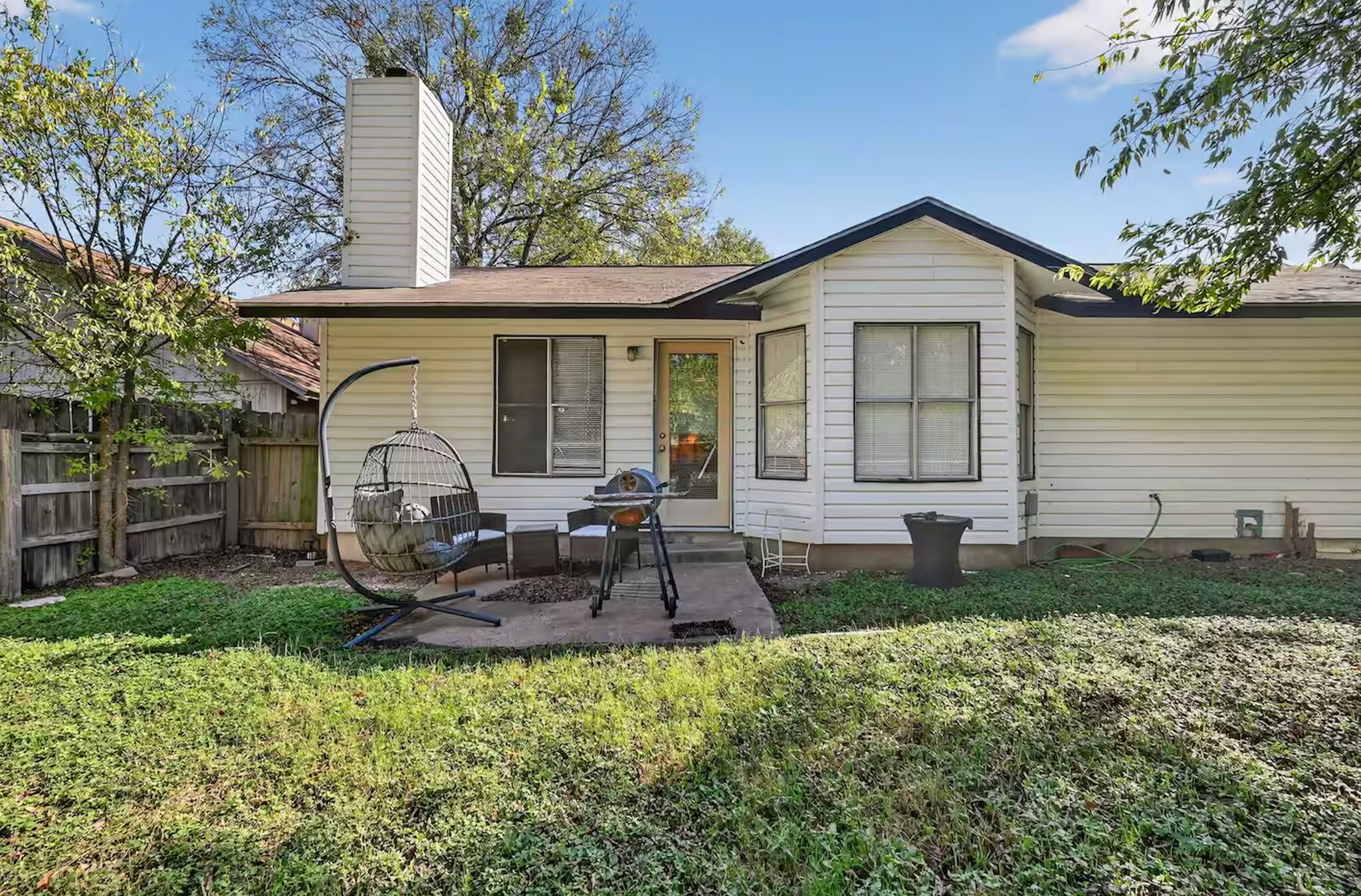 Building Photo - 16402 Parkway Dr