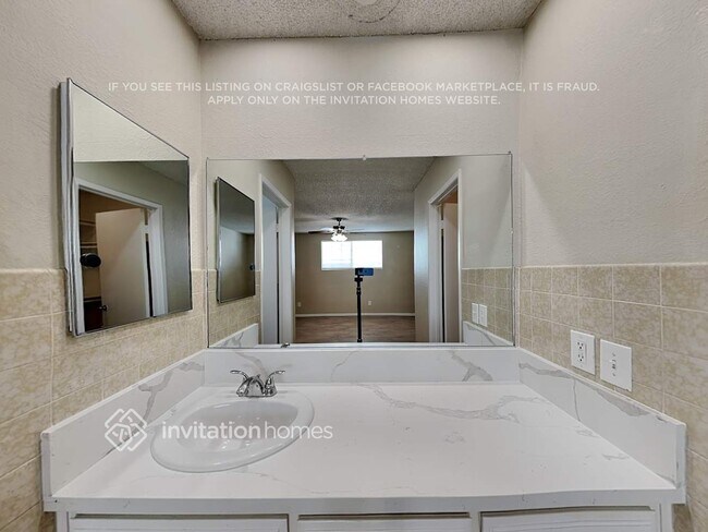 Building Photo - 5405 N Acacia Ave