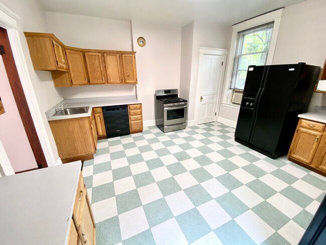 Primary Photo - Spacious 5 bed/2 bath on Victor Mins. from...