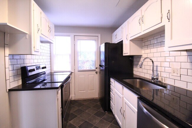 Building Photo - January FREE On This 2 Bedroom 1 Bath Duplex