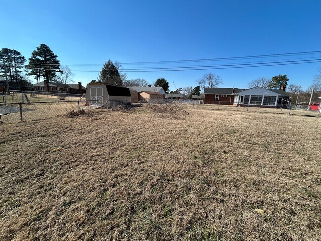 Building Photo - 7953 Meadow Dr