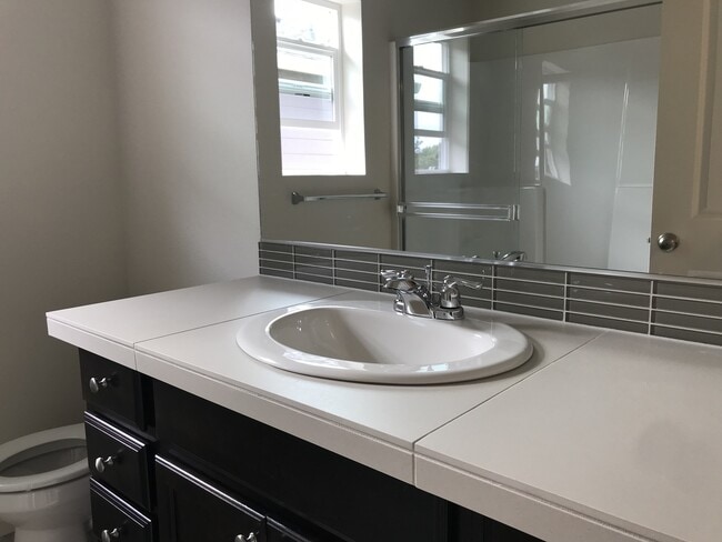 Building Photo - CUSTOM 3 BR 2.5 PET FRIENDLY HOME! A/C!