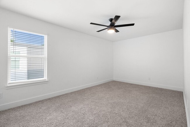 Building Photo - IN THE LOOP 2BD/1BA Brand New Finish Out /...