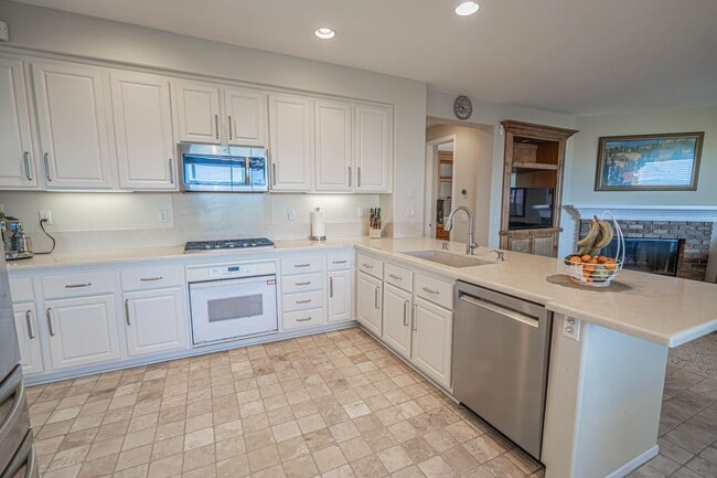 Building Photo - Stunning 4-Bedroom Home with Downstairs Bed/Bath, Views, and Remodeled Kitchen!