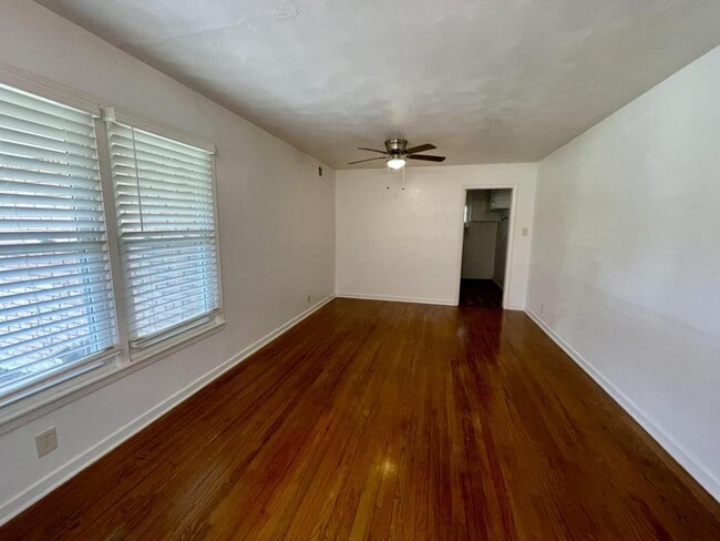 Building Photo - 1205 College Oaks Dr