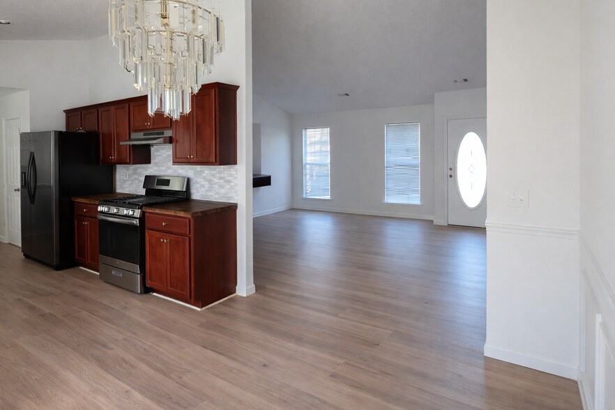 Building Photo - 5666 La Fleur Trl