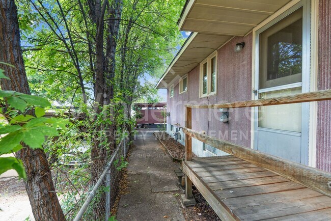 Building Photo - 902 E Rockwell Ave