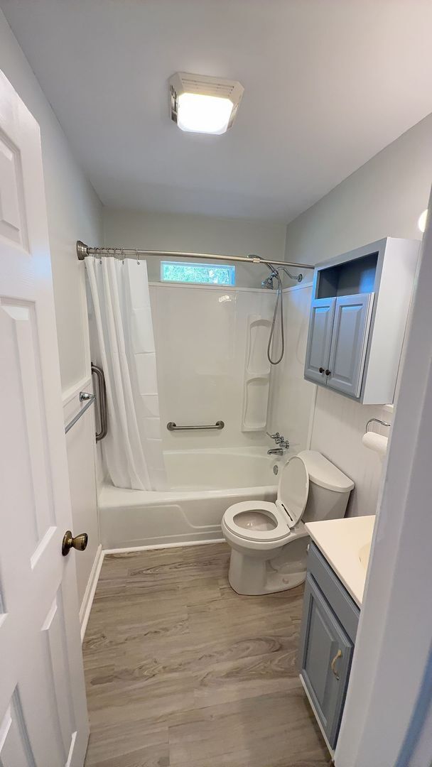 Building Photo - 2BR Duplex with Washer/Dryer + Fresh Updates + Lawn care included