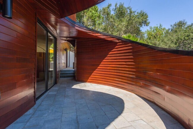 Building Photo - 3527 Oak Knoll Dr