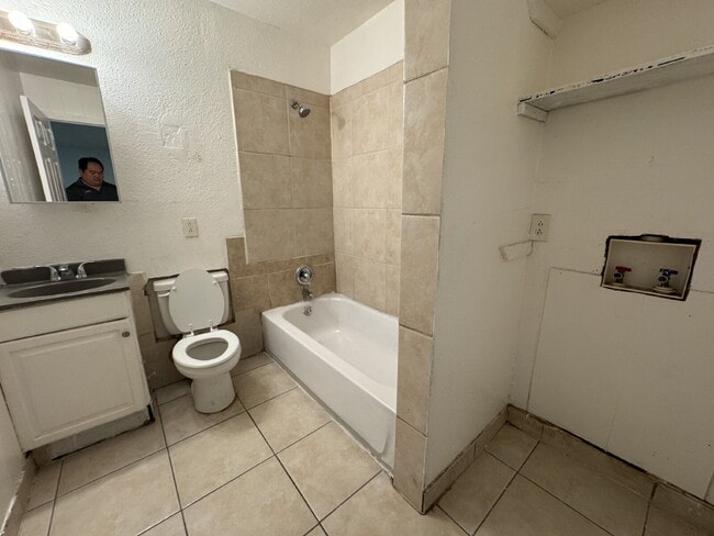 Building Photo - Fouplex unit ready to move in in Castle Hill!