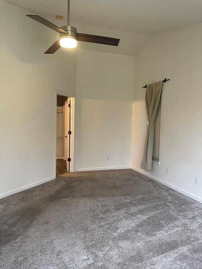 Building Photo - 3 BED 2 BATH HOUSE WITH FENCED BACKYARD IN THE COUNTRY HEIGHTS SUBDIVISION