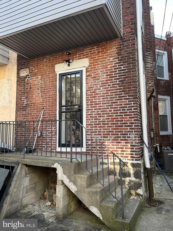 Building Photo - 5553 Larchwood Ave
