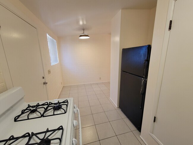 Building Photo - 3423 E Flower St