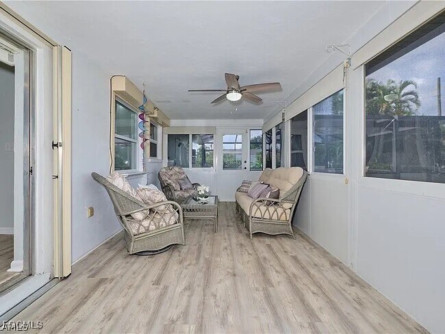 Building Photo - 4240 SE 3rd Ave